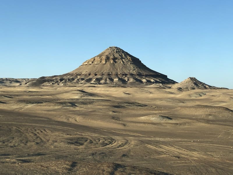 La montagna piramidale del Gebel el-Dist nel deserto dell'oasi di Bahariya