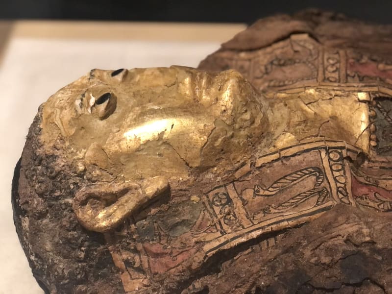 Mummia d'epoca greco-romana con maschera dorata esposta nel museo di Bawiti a Bahariya