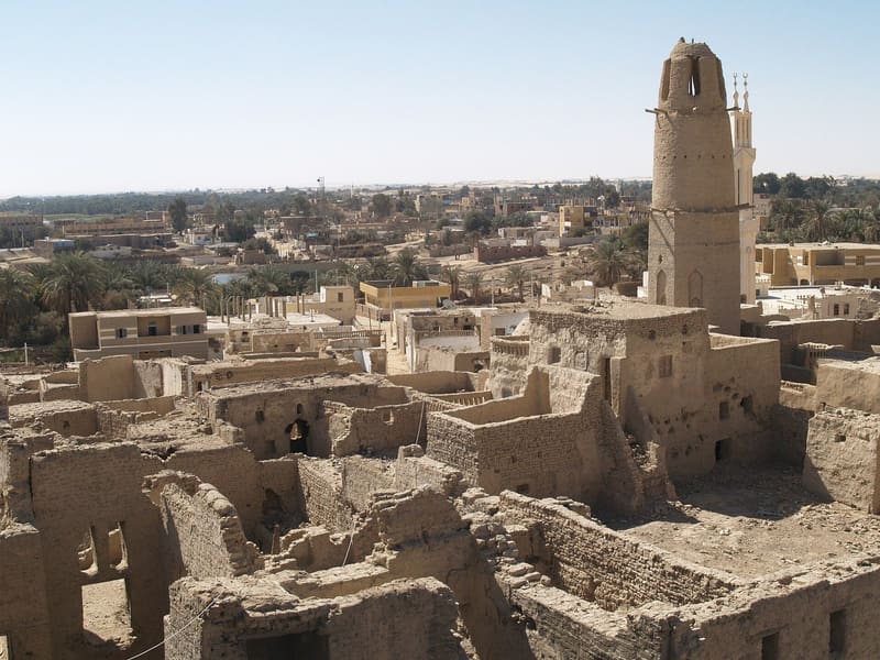 Il villaggio medievale in mattoni crudi di Al-Qasr con il suo antico minareto