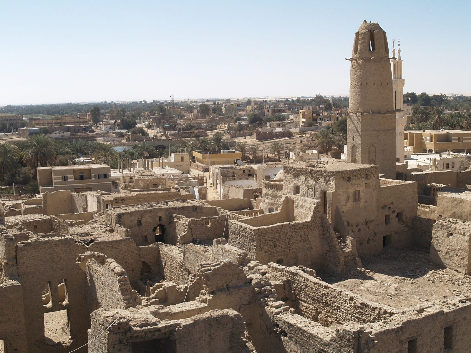 Il villaggio medievale in mattoni crudi di Al-Qasr con il suo antico minareto