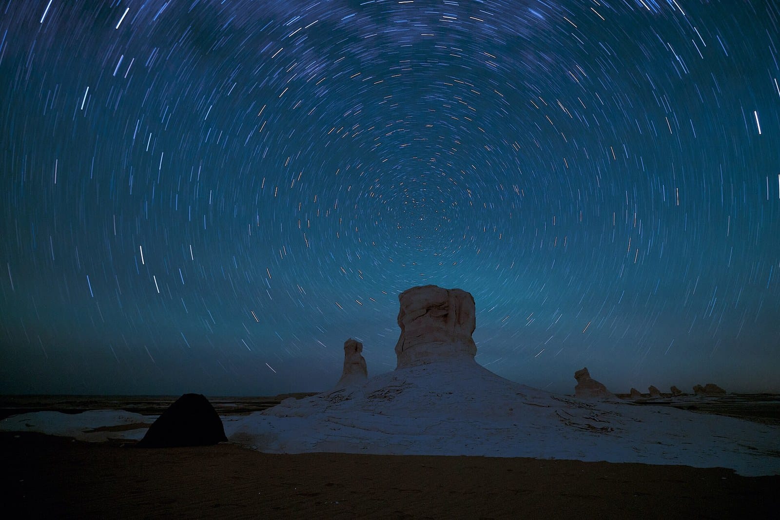 Campo tendato di notte nel Deserto Bianco egiziano sotto il cielo stellato
