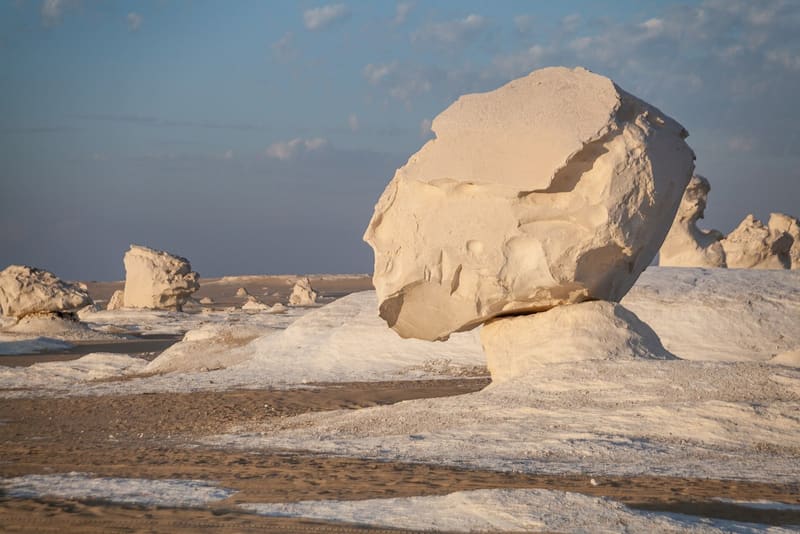 Grande masso di gesso bianco in equilibrio su un piedistallo nel Deserto Bianco