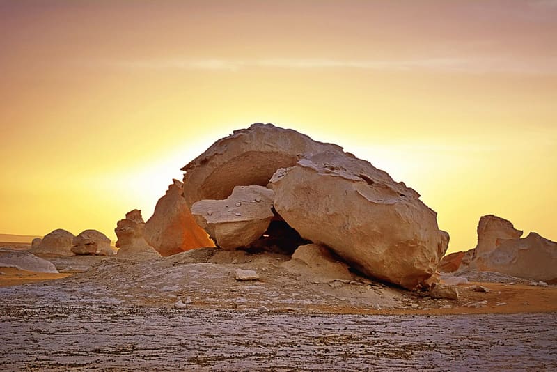 Formazione rocciosa del Deserto Bianco in controluce con il sole che tramonta dietro