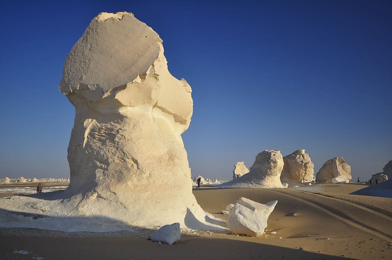Alto pinnacolo di gesso bianco sotto un cielo blu intenso nel Deserto Bianco
