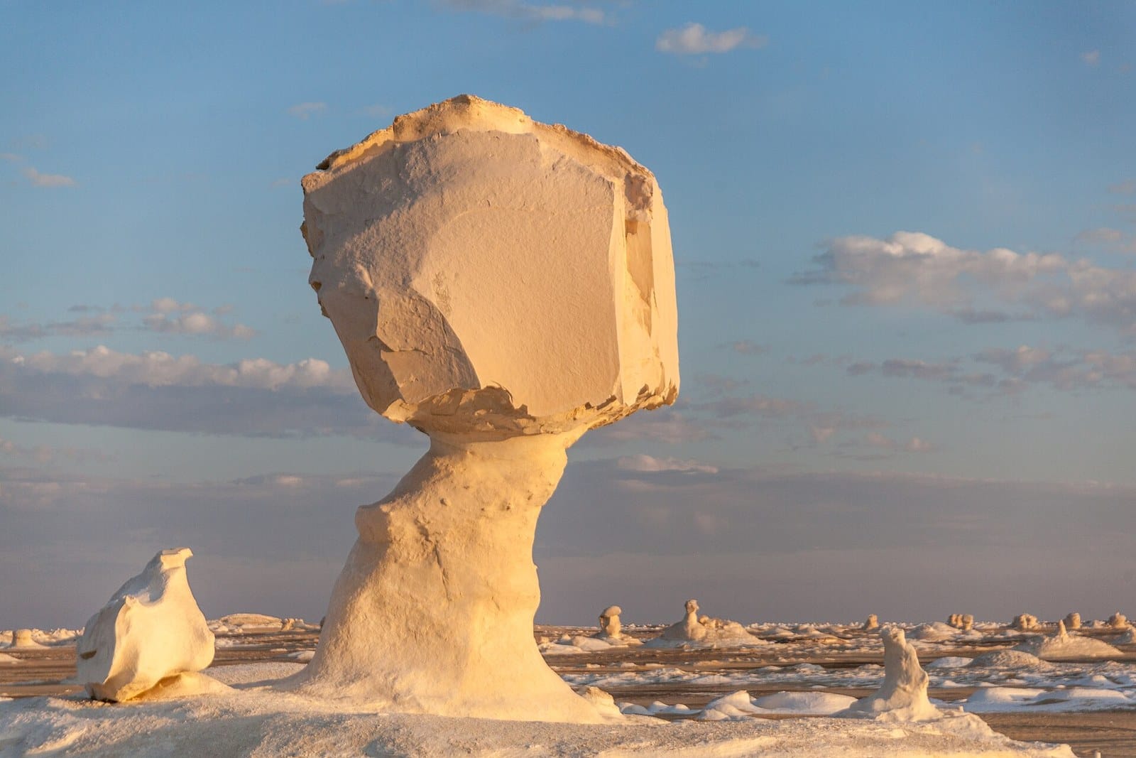 Il celebre "fungo" di gesso bianco nel Deserto Bianco, illuminato dalla luce calda del tramonto