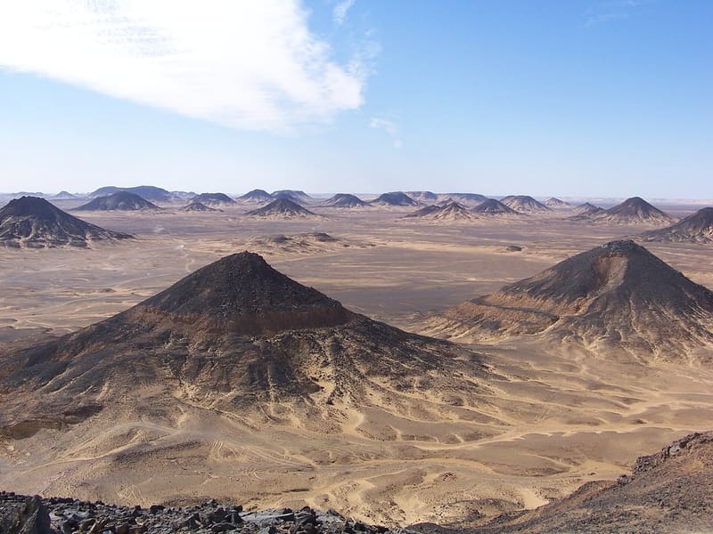 Distesa di colline coniche dalla cima nera viste dall'alto nel Deserto Nero
