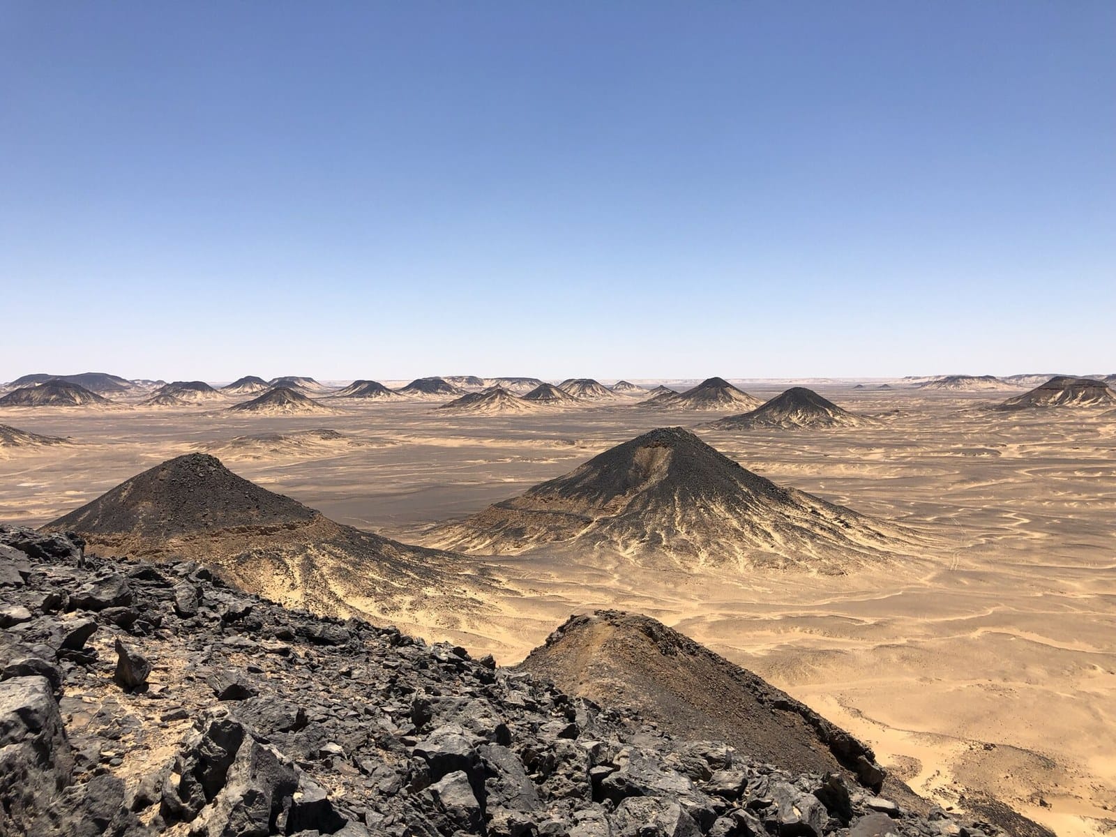 Colline vulcaniche dalla cima nera del Deserto Nero vicino all'oasi di Bahariya