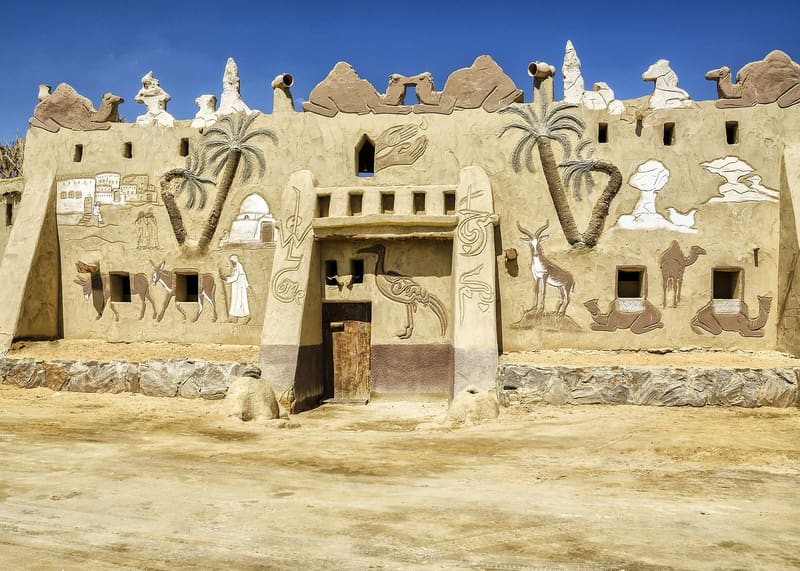 Facciata in argilla decorata con cammelli e palme del Museo di Badr a Farafra