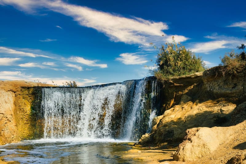 Le cascate di Wadi El Rayan tra rocce dorate sotto un cielo blu nel Fayoum