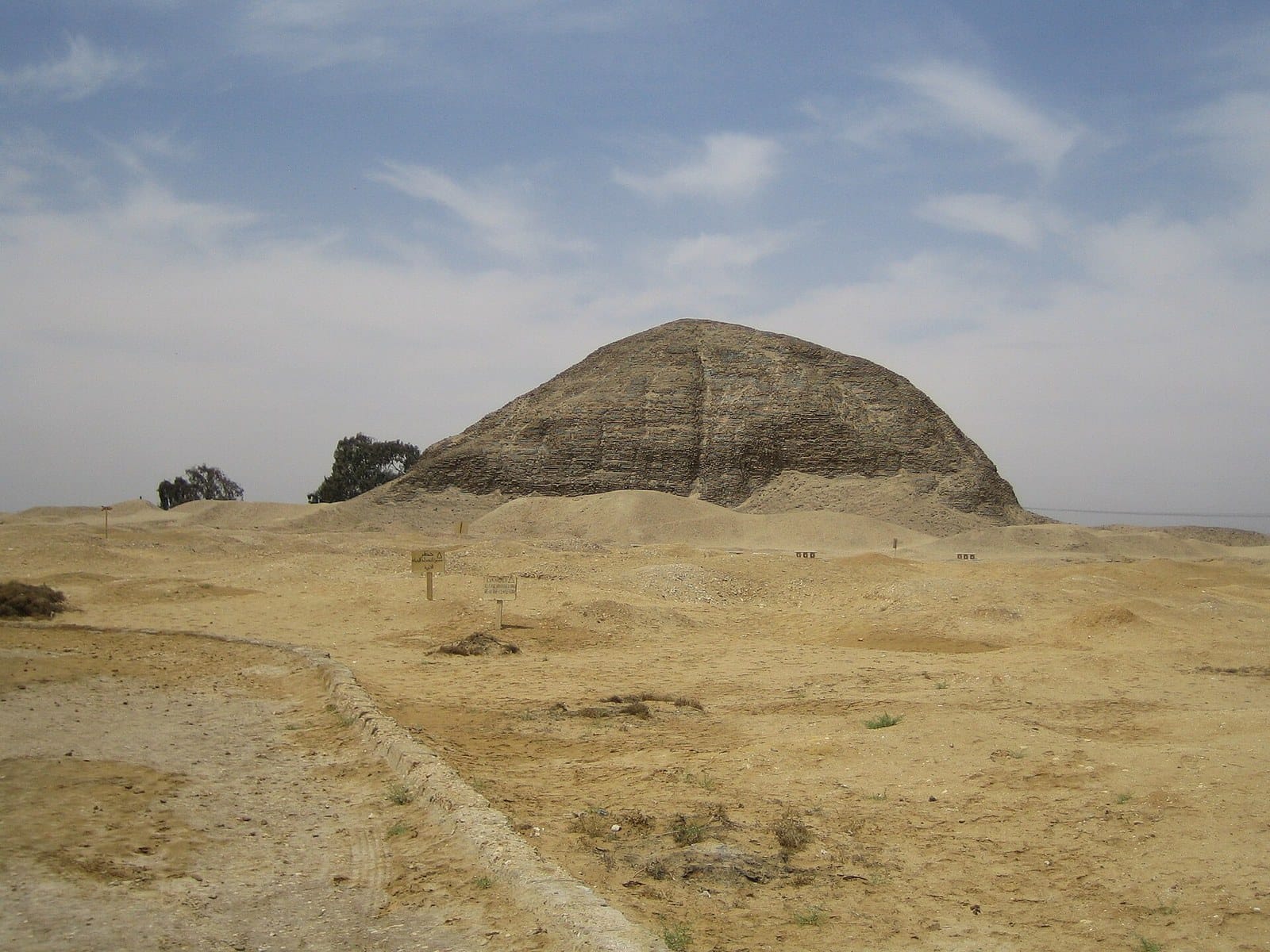 La piramide in mattoni crudi di Amenemhat III a Hawara, nel Fayoum