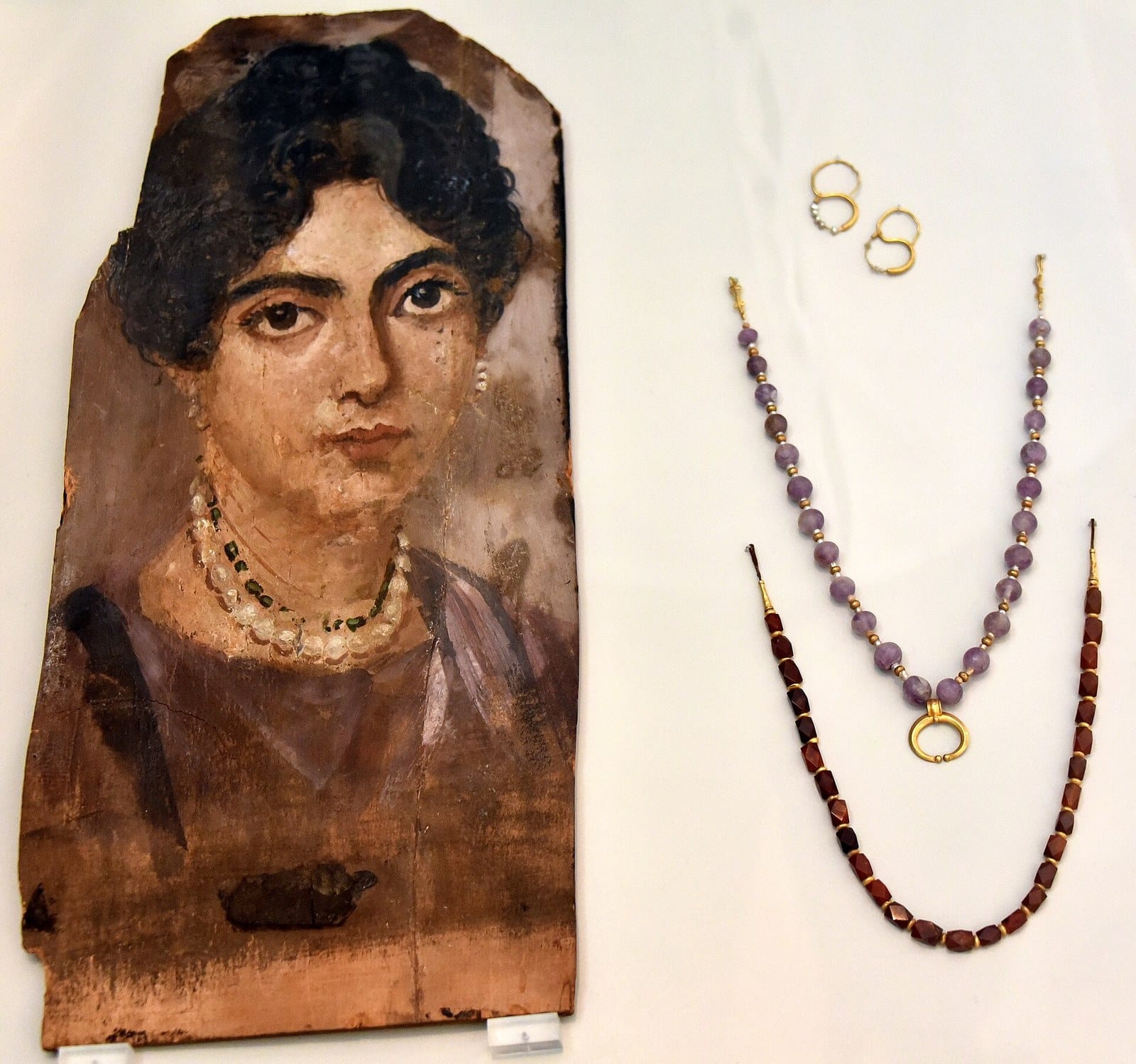Ritratto del Fayoum dipinto su tavola di legno con il volto di un defunto di epoca romana