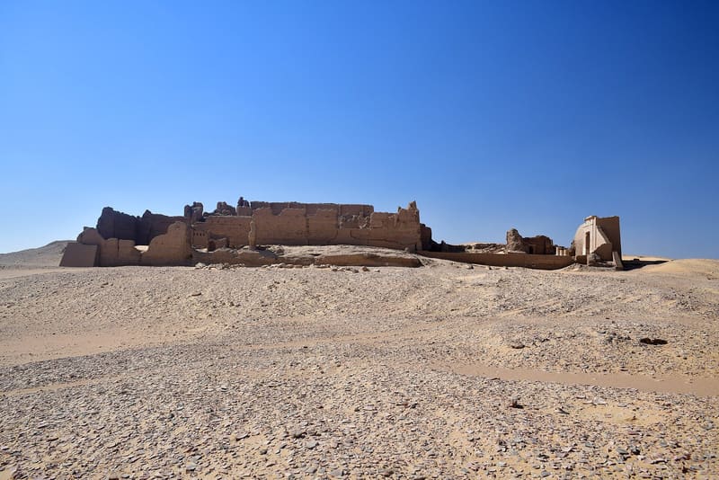 Le rovine del tempio fortificato romano di Qasr el-Dush nel deserto di Kharga