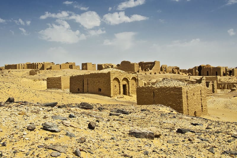 Cappelle paleocristiane in mattoni crudi della necropoli di El-Bagawat nel deserto