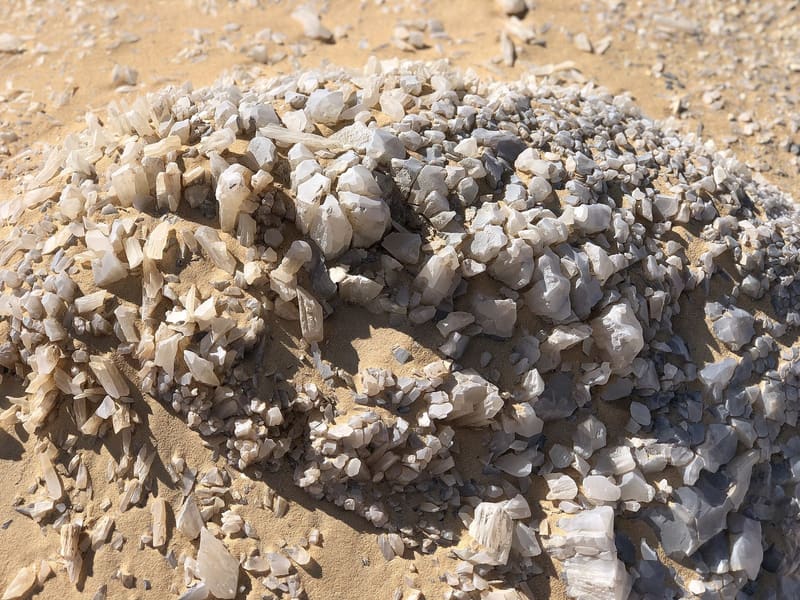 Ammasso di cristalli e calcite che emergono dalla sabbia alla Montagna di Cristallo