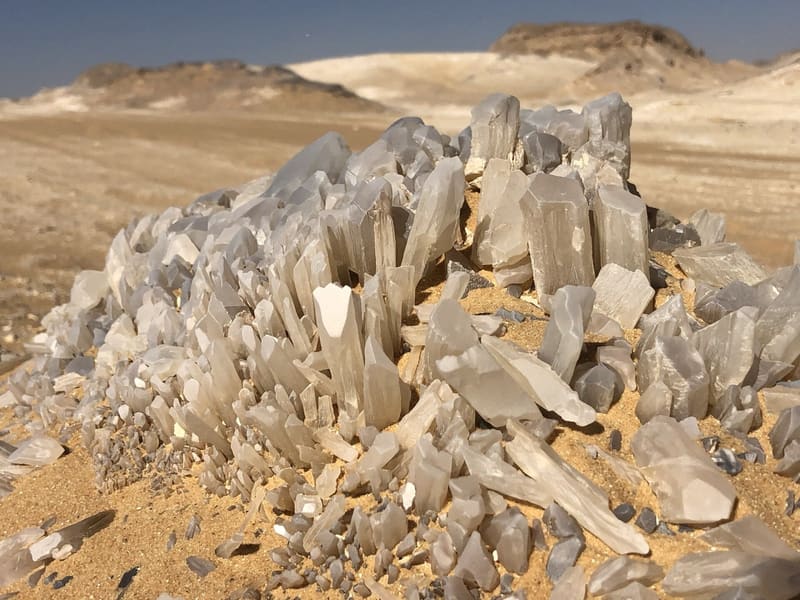 Cristalli che affiorano dalla sabbia alla Montagna di Cristallo nel deserto