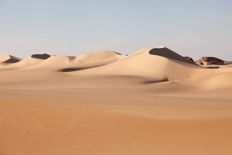 Dune di sabbia dorata modellate dal vento nel Grande Mare di Sabbia vicino a Siwa