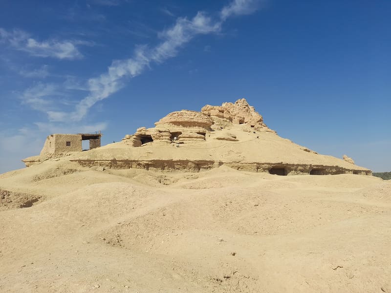 La collina del Gebel al-Mawta con le tombe scavate nella roccia a Siwa