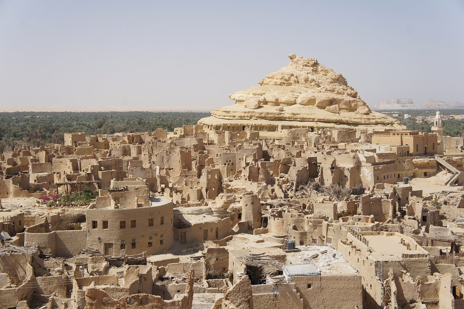Le rovine in argilla salata della fortezza di Shali al centro dell'oasi di Siwa