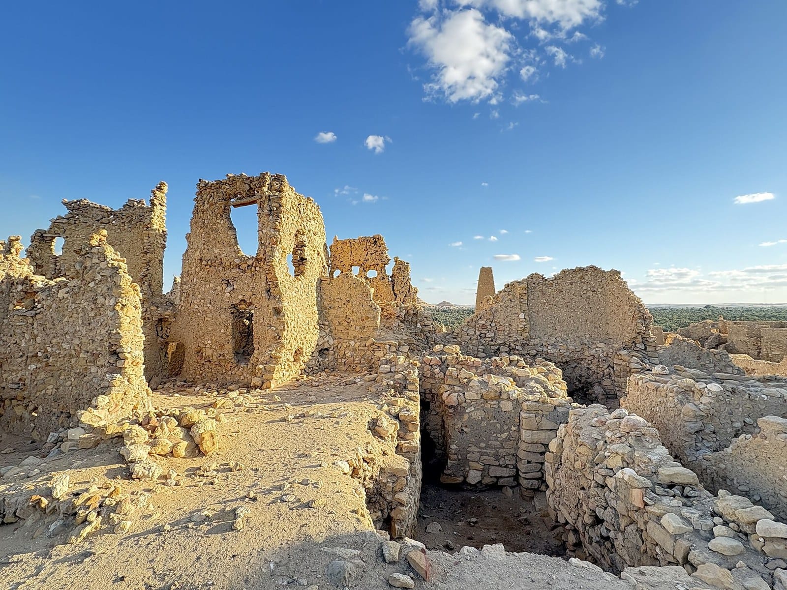 Rovine in pietra dell'acropoli di Aghurmi, sede del Tempio dell'Oracolo di Amon