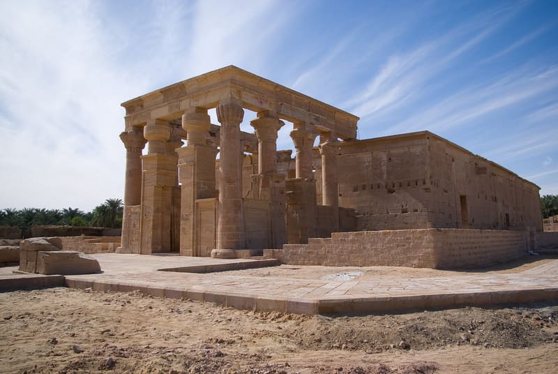 Il colonnato restaurato del Tempio di Hibis tra le palme dell'oasi di Kharga